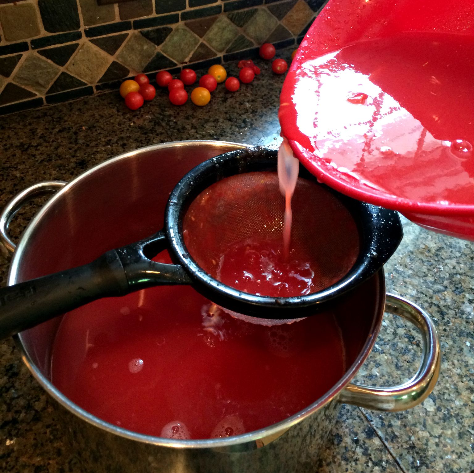 Как приготовить томатный сок в домашних. Приготовление томатного сока. Томатный сок на зиму. Томатный сок через сито. Томатный сок домашний.