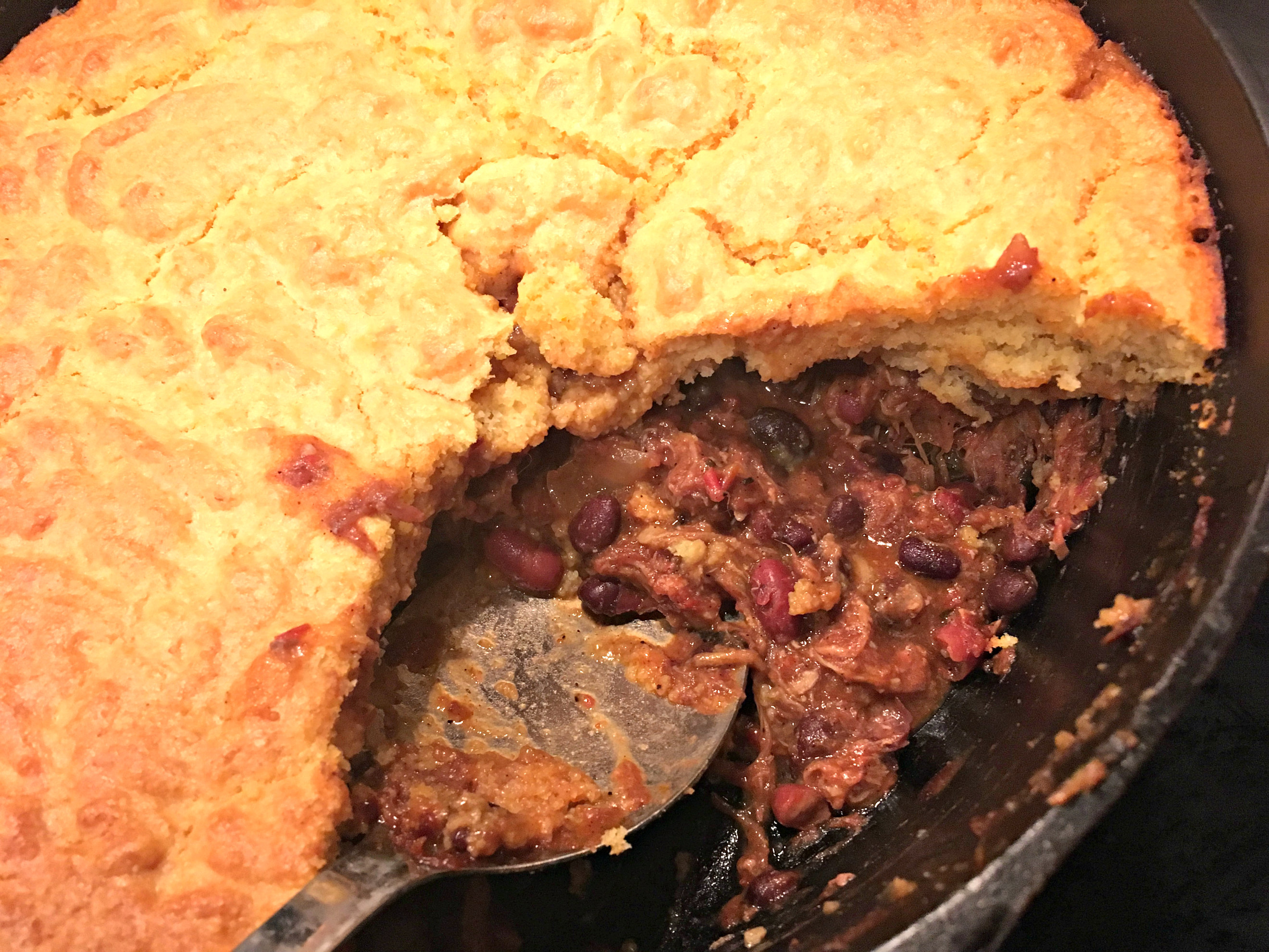 Pulled Pork Chili Cornbread Skillet – Fast & Easy (Premium)
